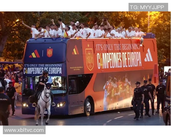 足球明星亲自送签名足球给球迷感动瞬间引发热烈反响